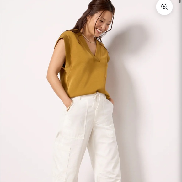Evereve Tops - EVEREVE Eva V neck top